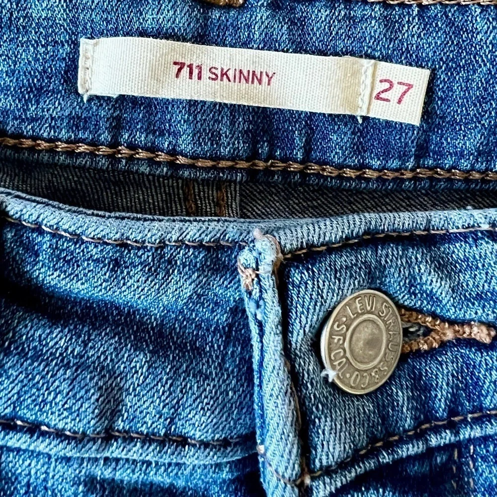 Levi's Light Wash 711 Distressed Skinny Jean - Size 27